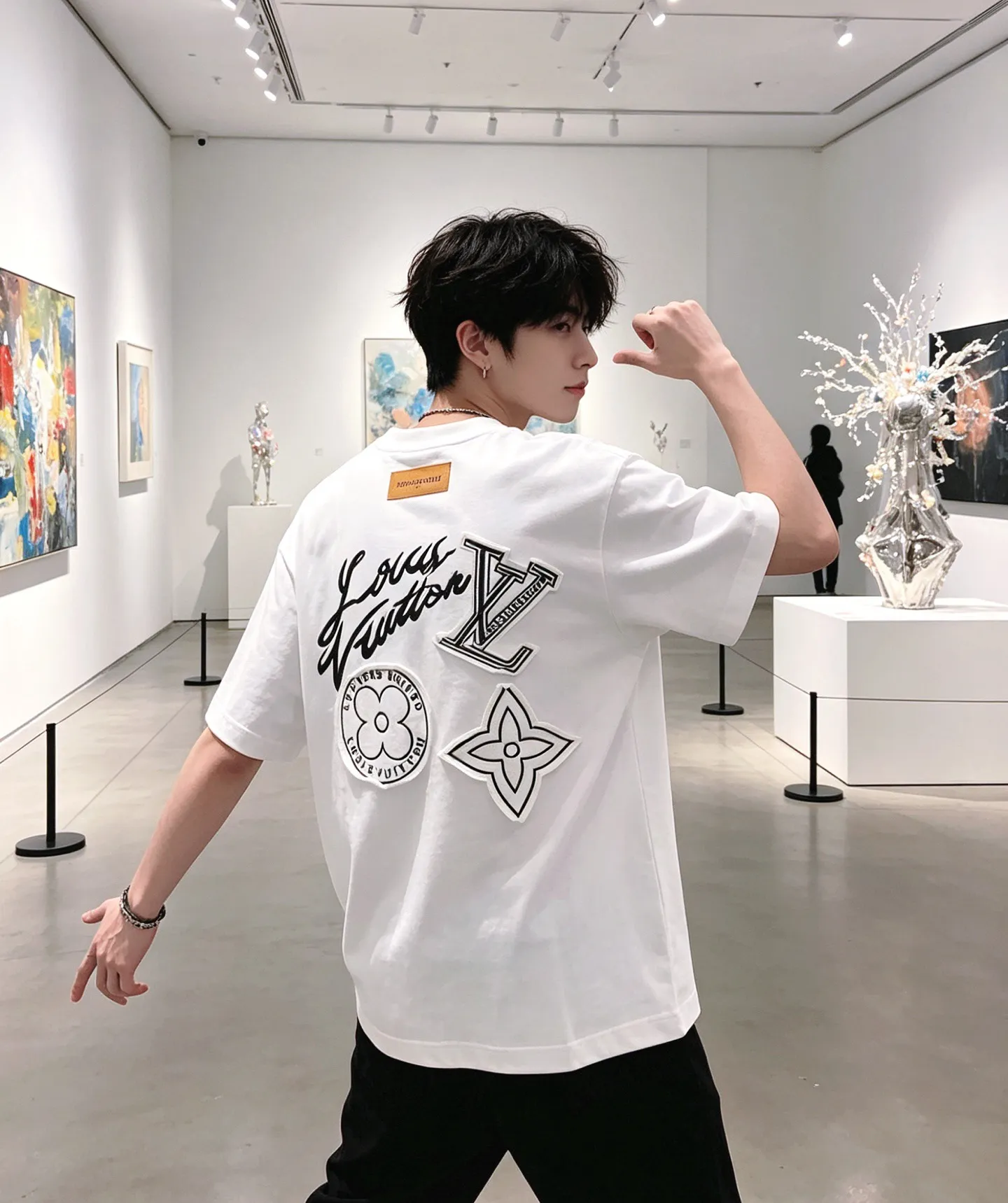 Louis Vuitton/Louis Vuitton three-flower large patch embroidered round neck short sleeves on the back